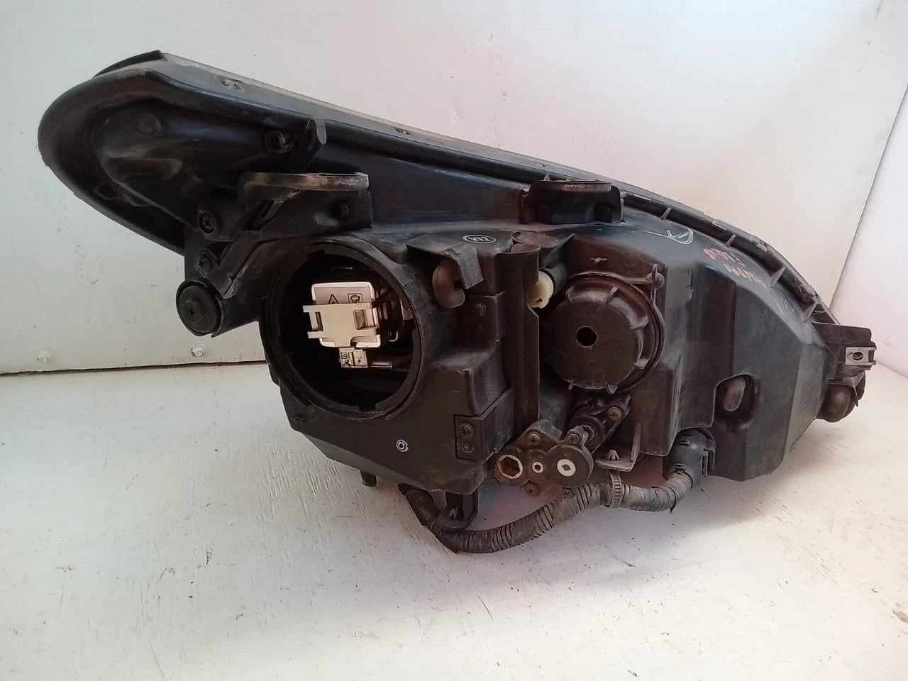 2011 - 2013 HYUNDAI EQUUS HEADLIGHT HEADLAMP LEFT DRIVER SIDE - 00040547 921013N030