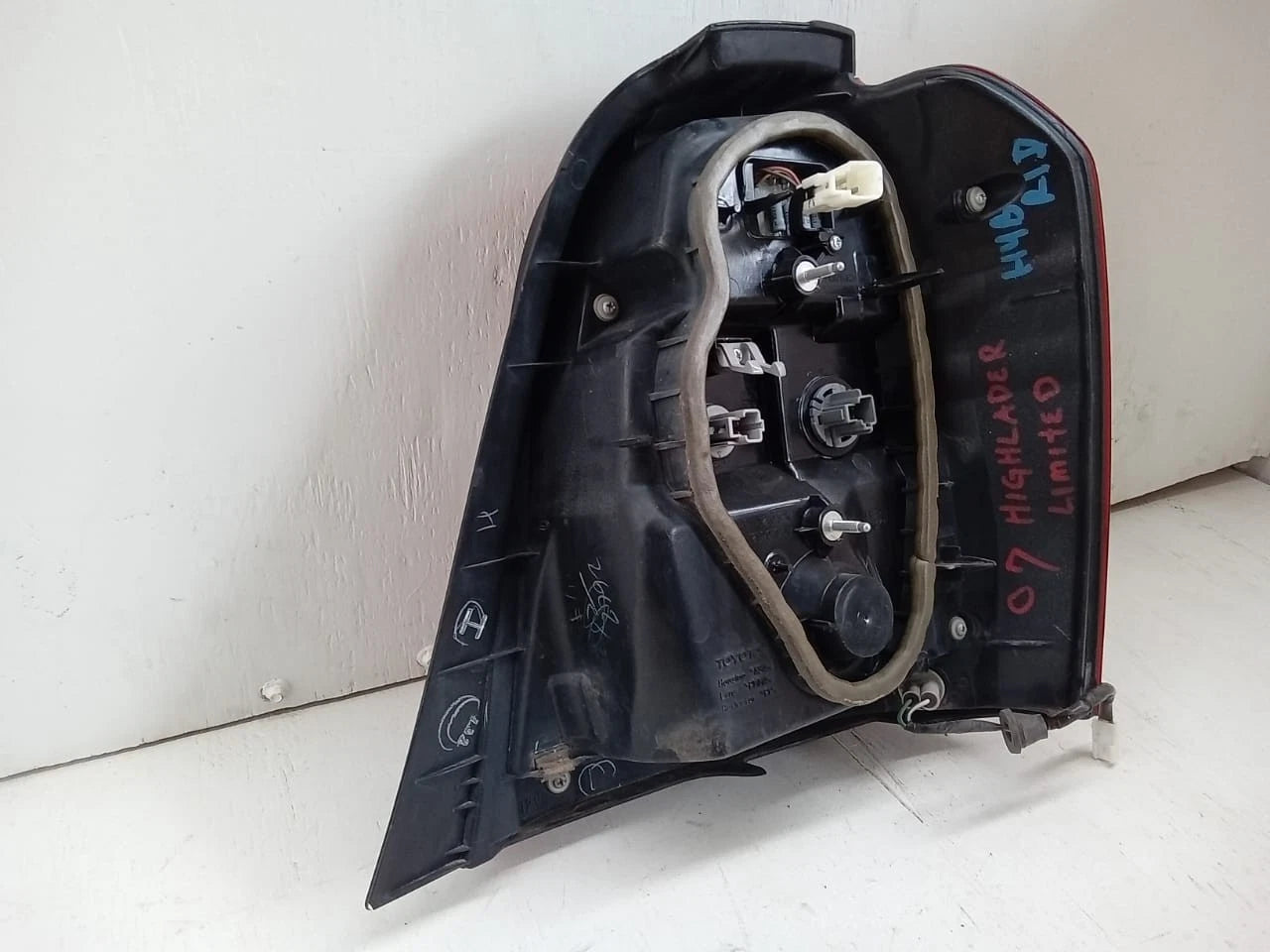 2006-2007 TOYOTA HIGHLANDER HYBRID LIMITED REAR LAMP LEFT DRIVER SIDE 81551-48090, 8155148090, TY1137-U000R