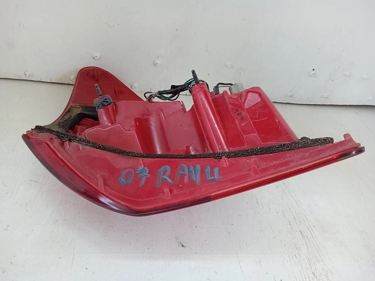 2006-2008 TOYOTA RAV4 TAIL LIGHT REAR LAMP LEFT DRIVER SIDE 81561-42100
