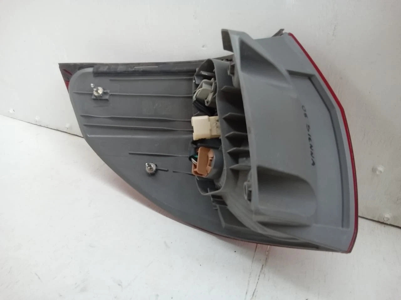 2006-2010 TOYOTA SIENNA TAIL LIGHT REAR LAMP RIGHT PASSENGER SIDE 81550AE020