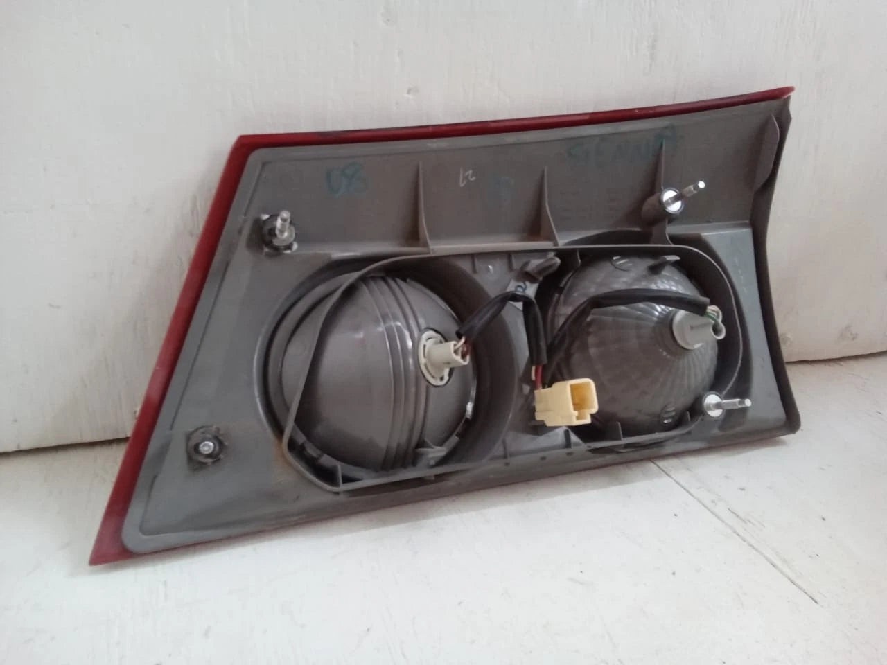 2006 - 2010 TOYOTA SIENNA LID TAIL LIGHT REAR LAMP LEFT DRIVER SIDE 81680-AE020