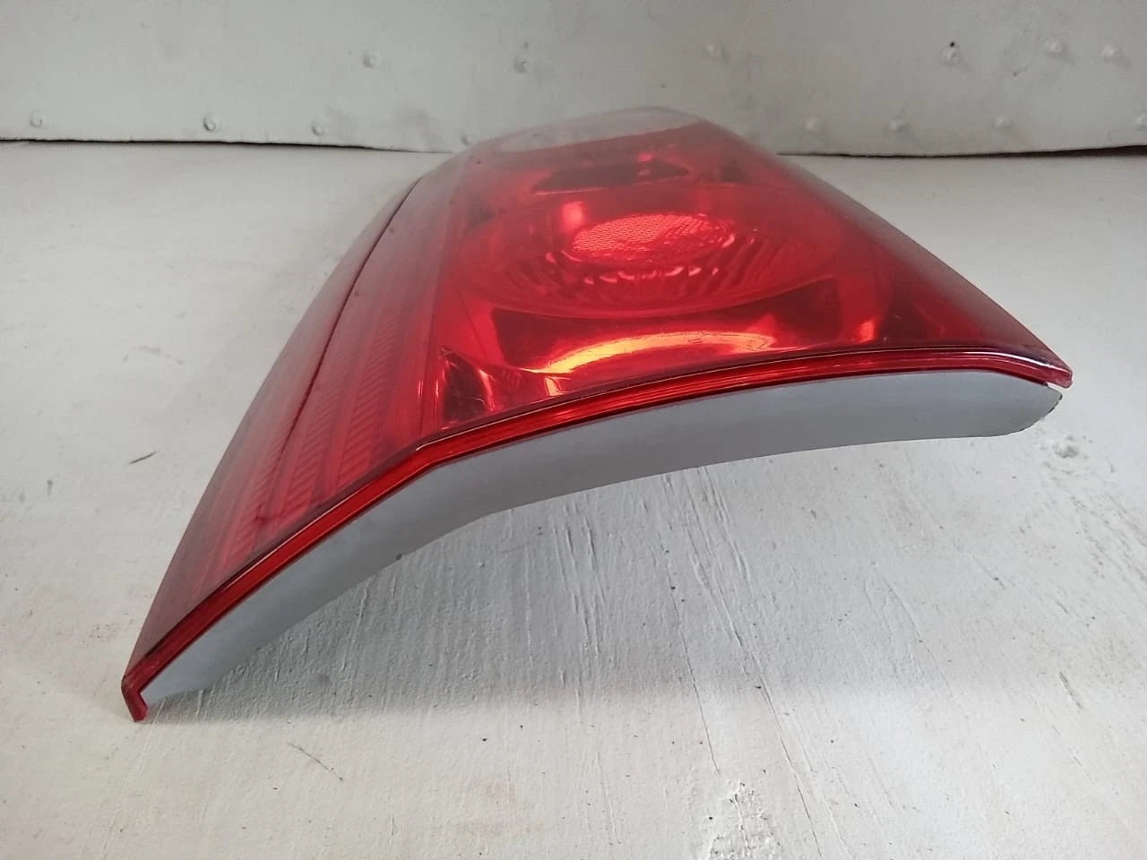 2006 - 2010 TOYOTA SIENNA LID TAIL LIGHT REAR LAMP LEFT DRIVER SIDE 81680-AE020