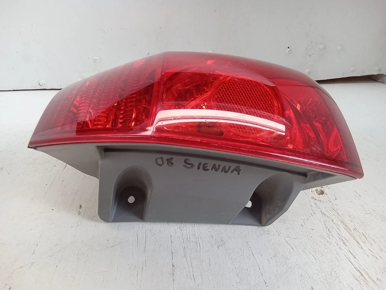 2006-2010 TOYOTA SIENNA TAIL LIGHT REAR LAMP RIGHT PASSENGER SIDE 81550AE020