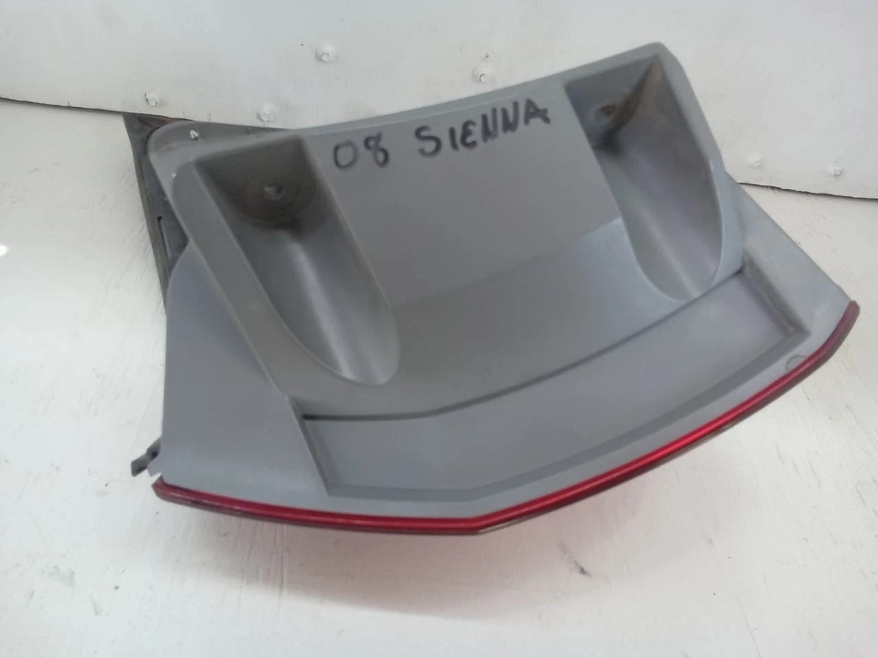 2006-2010 TOYOTA SIENNA TAIL LIGHT REAR LAMP LEFT DRIVER SIDE 81560AE020