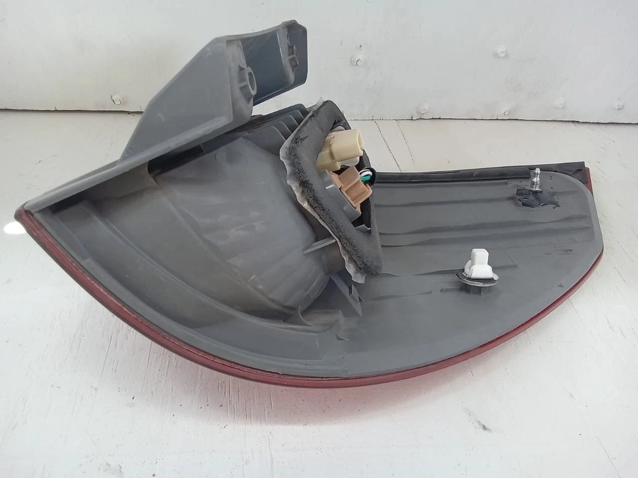 2006-2010 TOYOTA SIENNA TAIL LIGHT REAR LAMP LEFT DRIVER SIDE 81560AE020