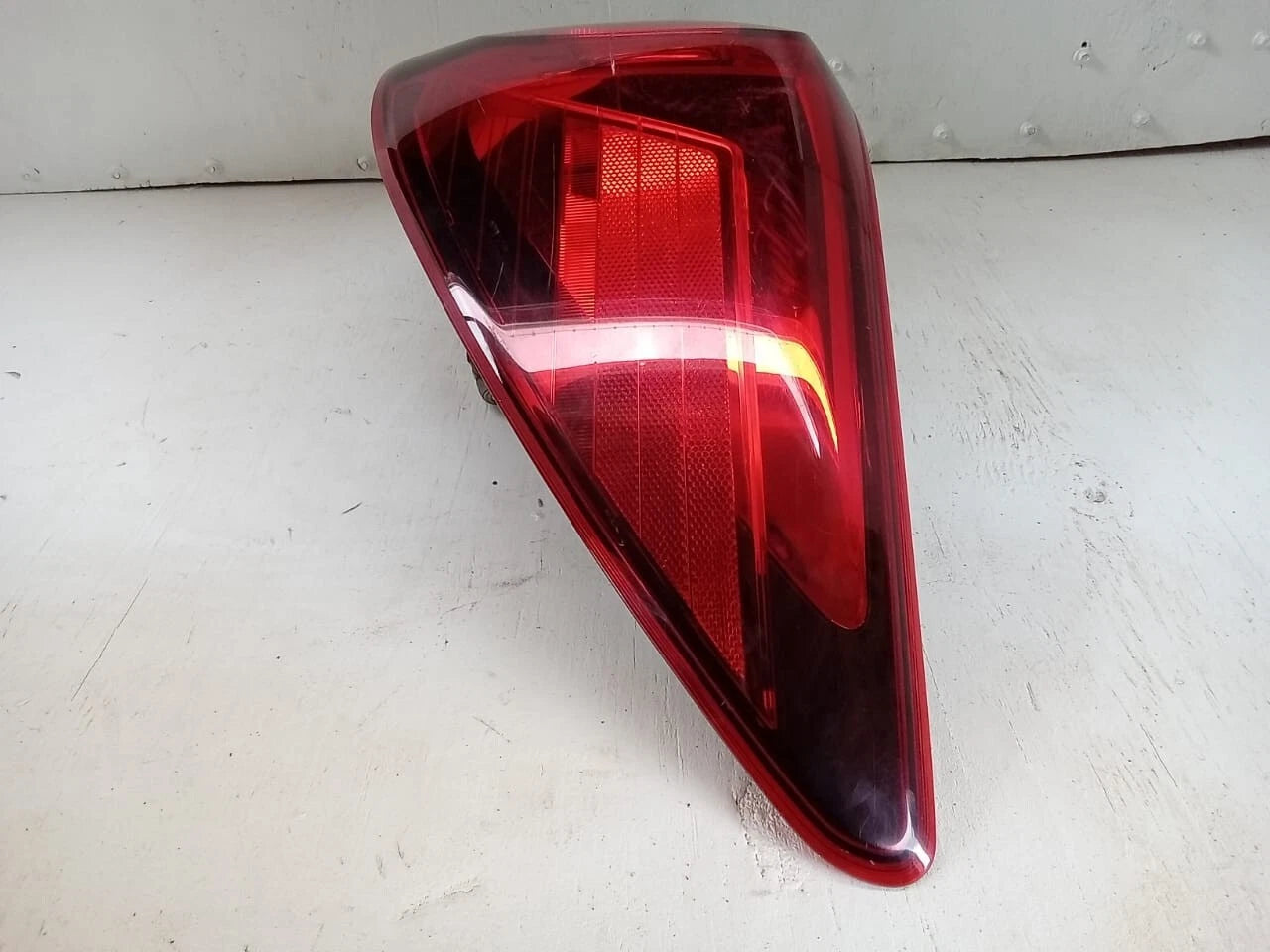 2015-2019 SUBARU OUTBACK WAGON TAIL LIGHT REAR LAMP RIGHT PASSENGER SIDE 84912AL05A