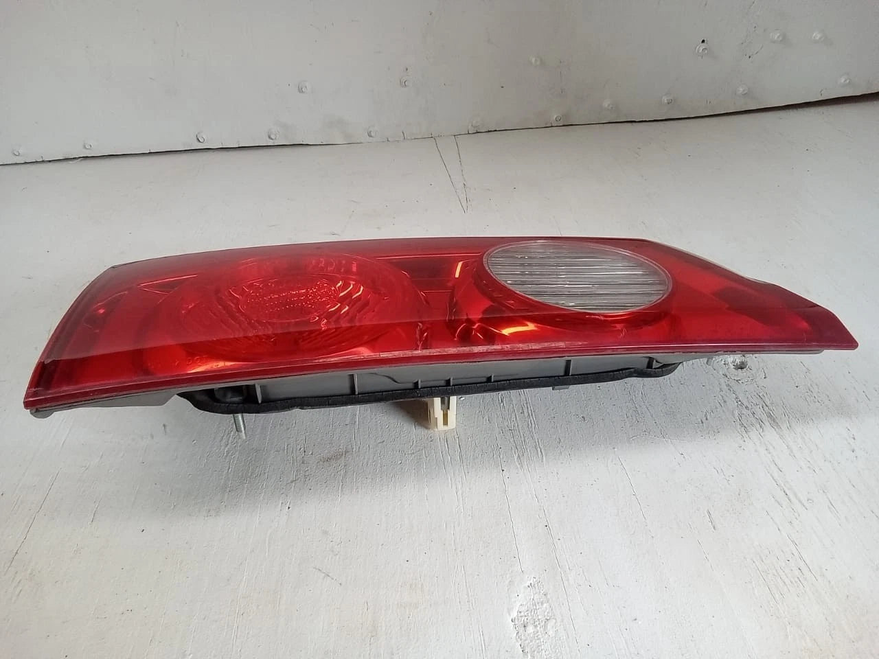 2006 - 2010 TOYOTA SIENNA LID TAIL LIGHT REAR LAMP LEFT DRIVER SIDE 81680-AE020