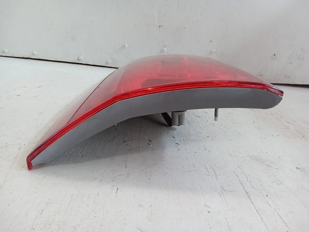 2006 - 2010 TOYOTA SIENNA LID TAIL LIGHT REAR LAMP LEFT DRIVER SIDE 81680-AE020