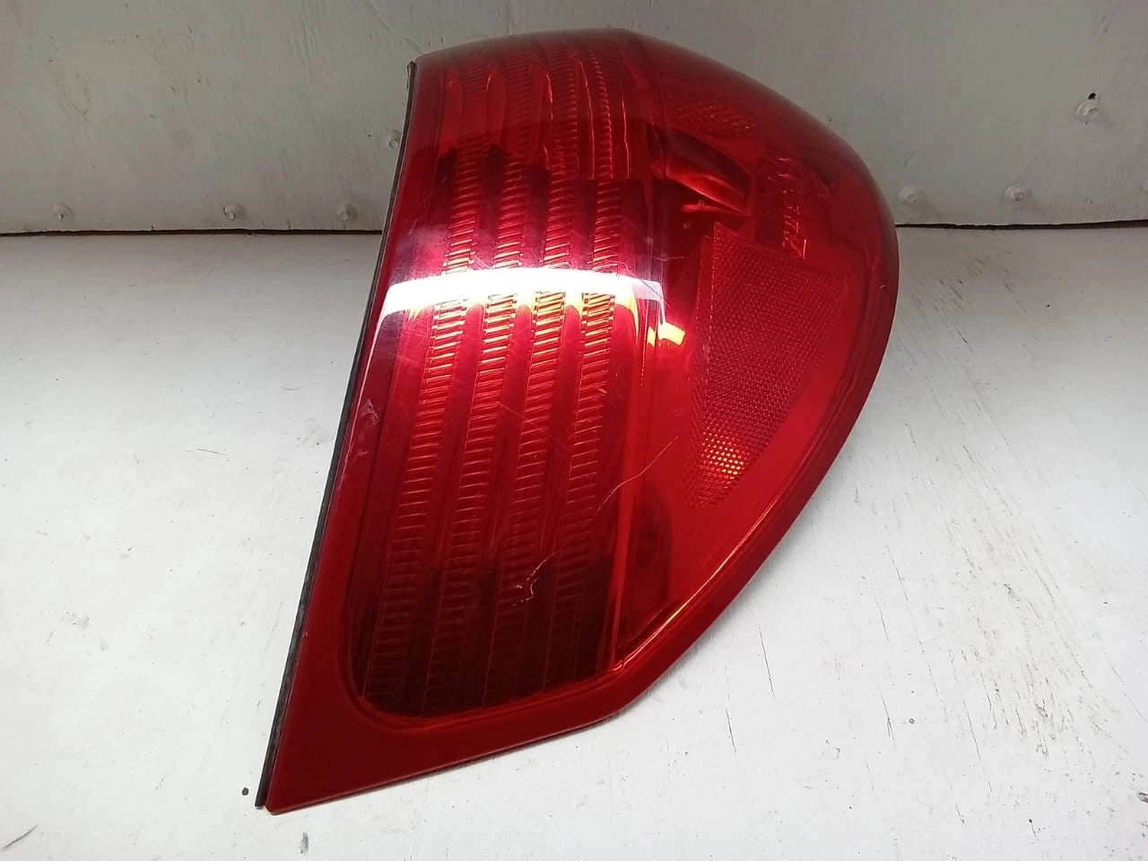 2006-2010 TOYOTA SIENNA TAIL LIGHT REAR LAMP LEFT DRIVER SIDE 81560AE020