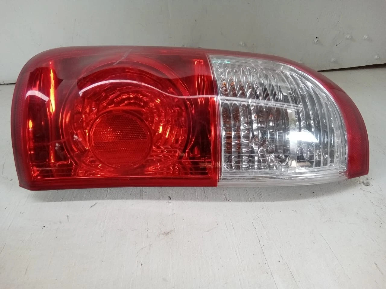 2005-2006 TOYOTA TUNDRA TAIL LIGHT REAR LAMP LEFT DRIVER SIDE DOUBLE CAB 815600C060