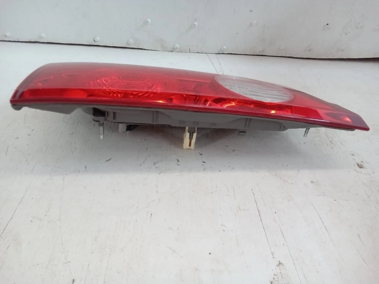 2006 - 2010 TOYOTA SIENNA LID TAIL LIGHT REAR LAMP LEFT DRIVER SIDE 81680-AE020