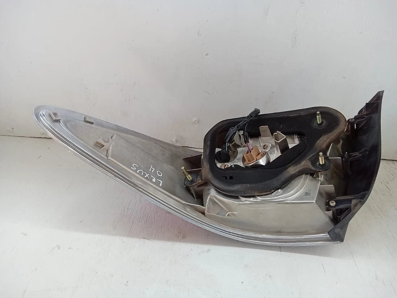 2004-2006 LEXUS ES330 ES 330 TAIL LIGHT REAR LAMP LEFT DRIVER SIDE 8155133430