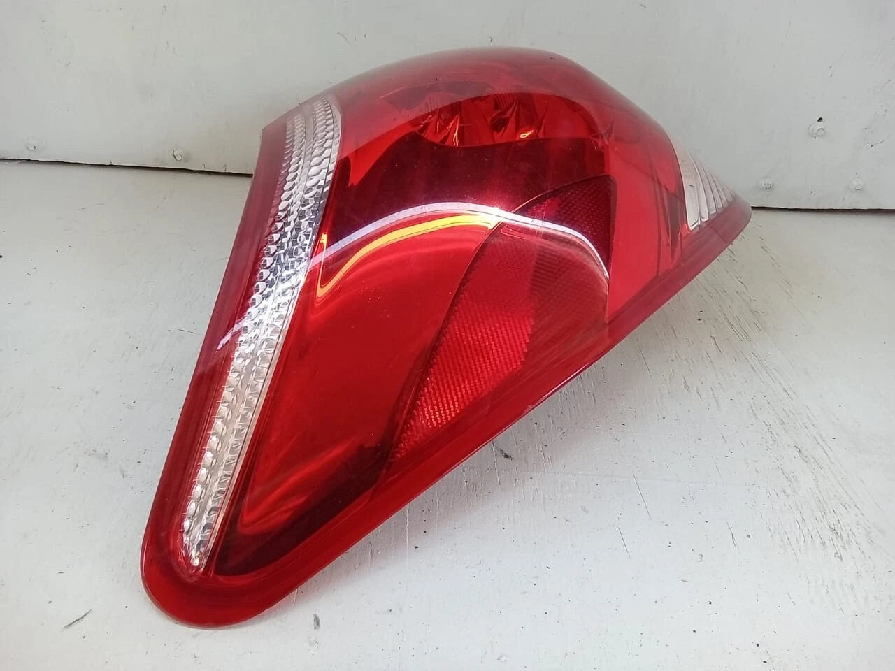 2006-2008 TOYOTA RAV4 TAIL LIGHT REAR LAMP LEFT DRIVER SIDE 81561-42100