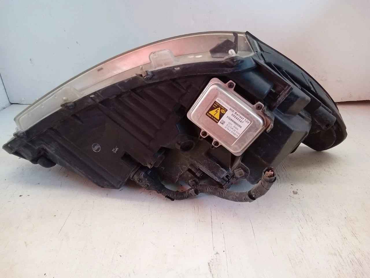 2011 - 2013 HYUNDAI EQUUS HEADLIGHT HEADLAMP LEFT DRIVER SIDE - 00040547 921013N030