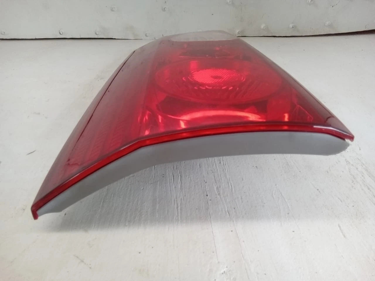 2006 - 2010 TOYOTA SIENNA LID TAIL LIGHT REAR LAMP LEFT DRIVER SIDE 81680-AE020