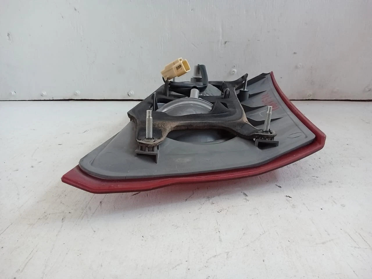 2006-2010 TOYOTA SIENNA LID TAIL LIGHT REAR LAMP RIGHT PASSENGER SIDE 81680AE020