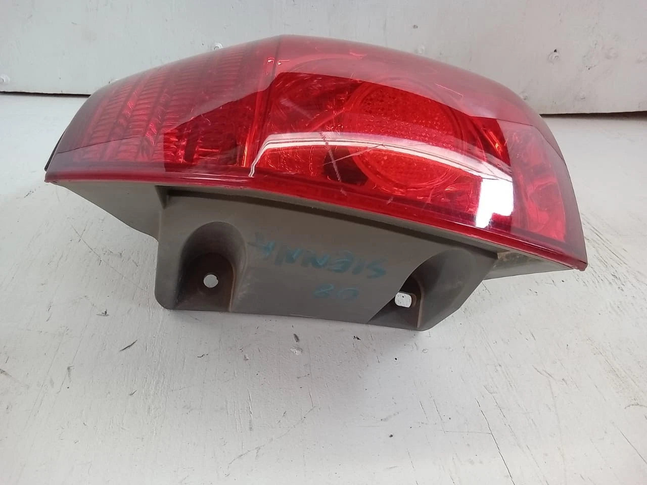 2006-2010 TOYOTA SIENNA TAIL LIGHT REAR LAMP RIGHT PASSENGER SIDE 81550AE020