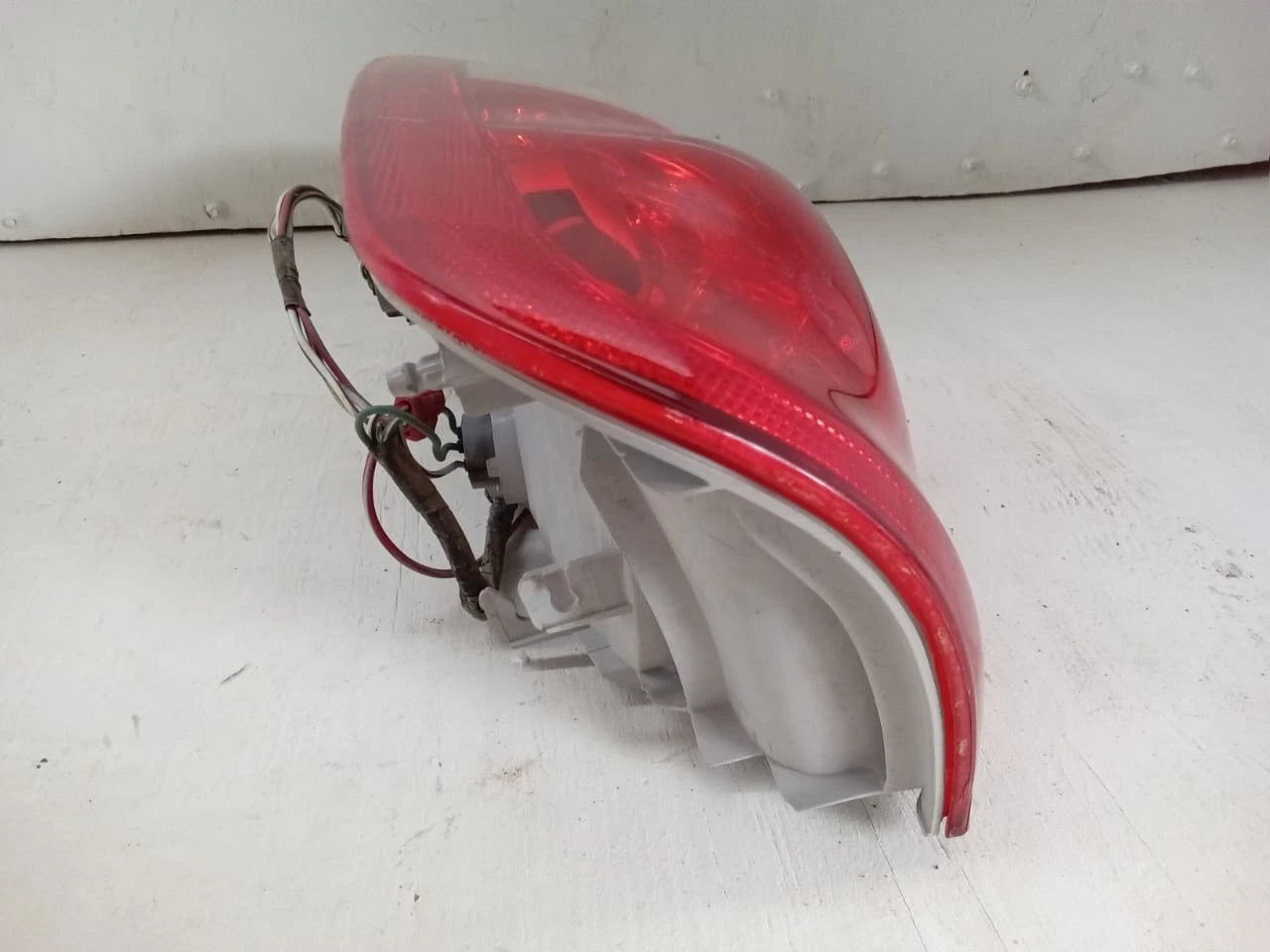 2005-2006 TOYOTA TUNDRA TAIL LIGHT REAR LAMP LEFT DRIVER SIDE DOUBLE CAB 815600C060