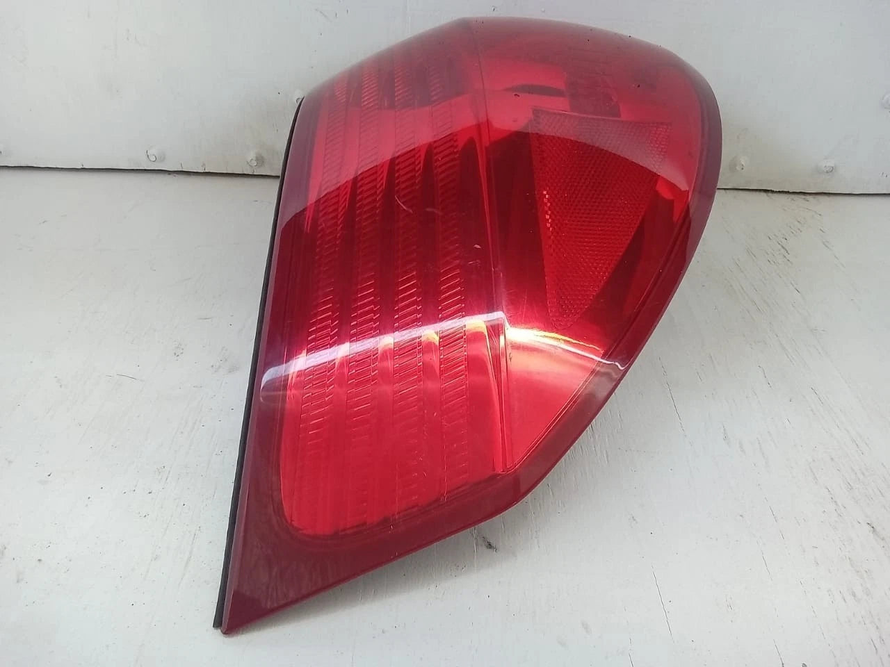 2006-2010 TOYOTA SIENNA TAIL LIGHT REAR LAMP LEFT DRIVER SIDE 81560AE020