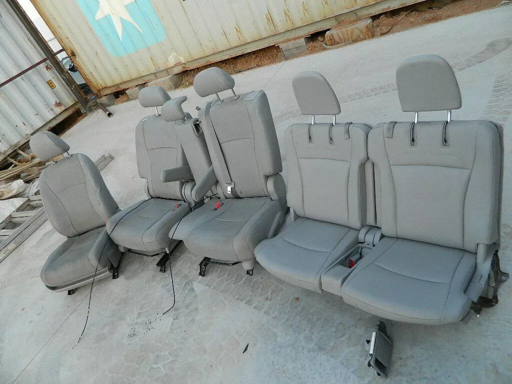 TOYOTA HIGHLANDER LEATHER SEATS - SET OF 5 ( FRONT PASSENGER 2ND & 3RD ROW)SEATS