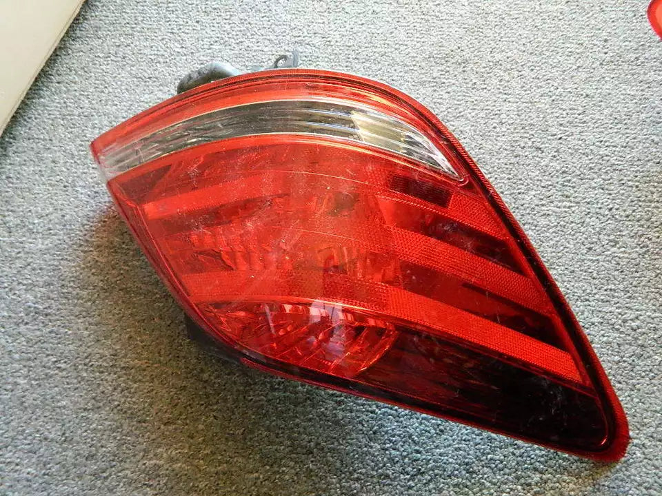 2005-2010 TOYOTA AVALON TAIL LIGHT ASSEMBLY LEFT DRIVER SIDE - OEM WITH BULBS