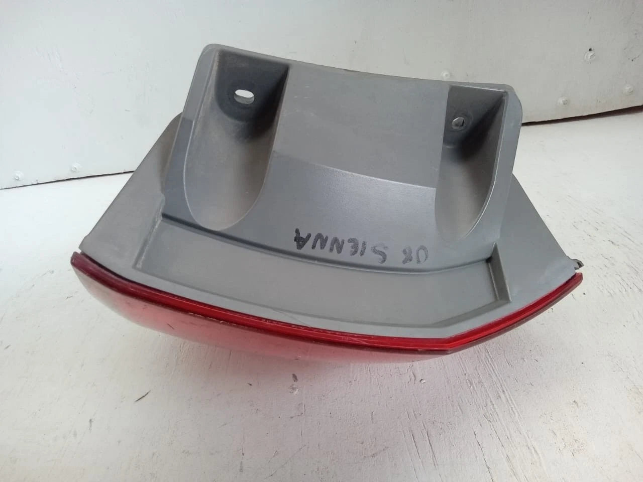 2006-2010 TOYOTA SIENNA TAIL LIGHT REAR LAMP RIGHT PASSENGER SIDE 81550AE020