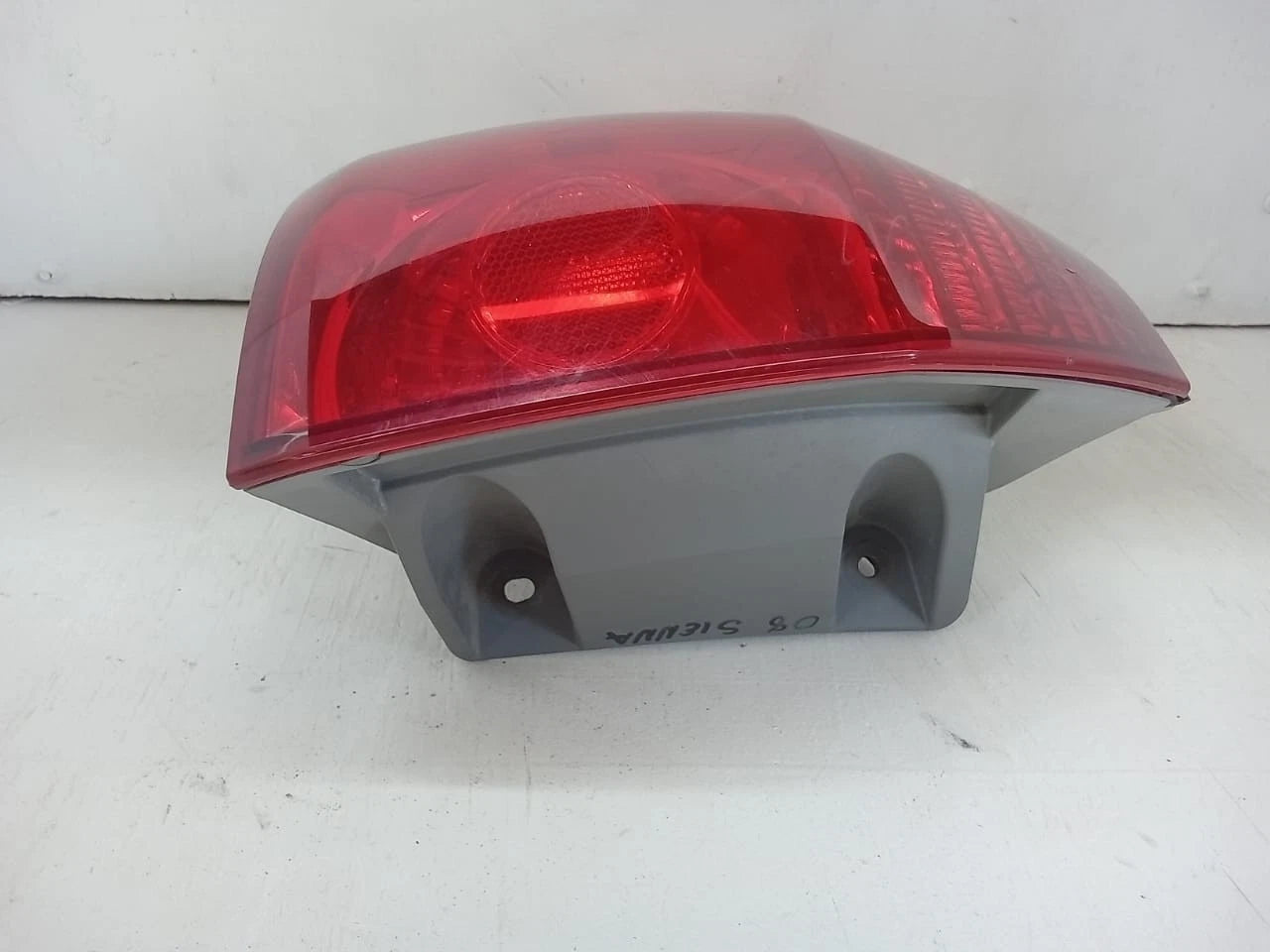2006-2010 TOYOTA SIENNA TAIL LIGHT REAR LAMP LEFT DRIVER SIDE 81560AE020
