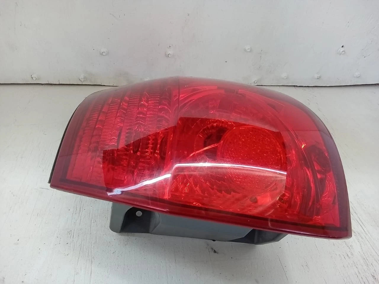 2006-2010 TOYOTA SIENNA TAIL LIGHT REAR LAMP RIGHT PASSENGER SIDE 81550AE020