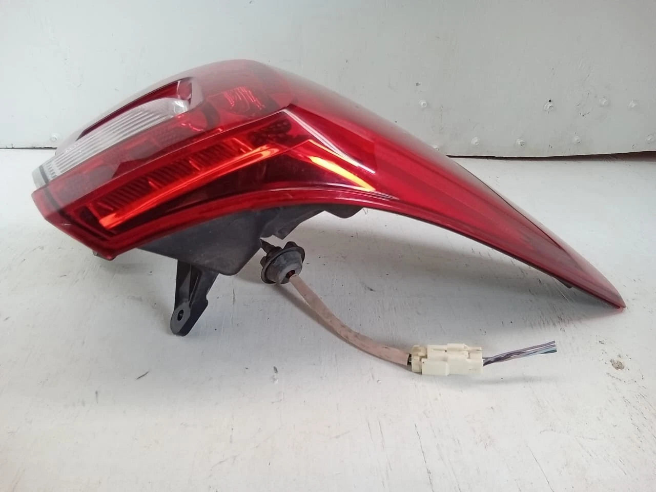 2015-2019 SUBARU OUTBACK WAGON TAIL LIGHT REAR LAMP LEFT DRIVER SIDE 84912AL06A