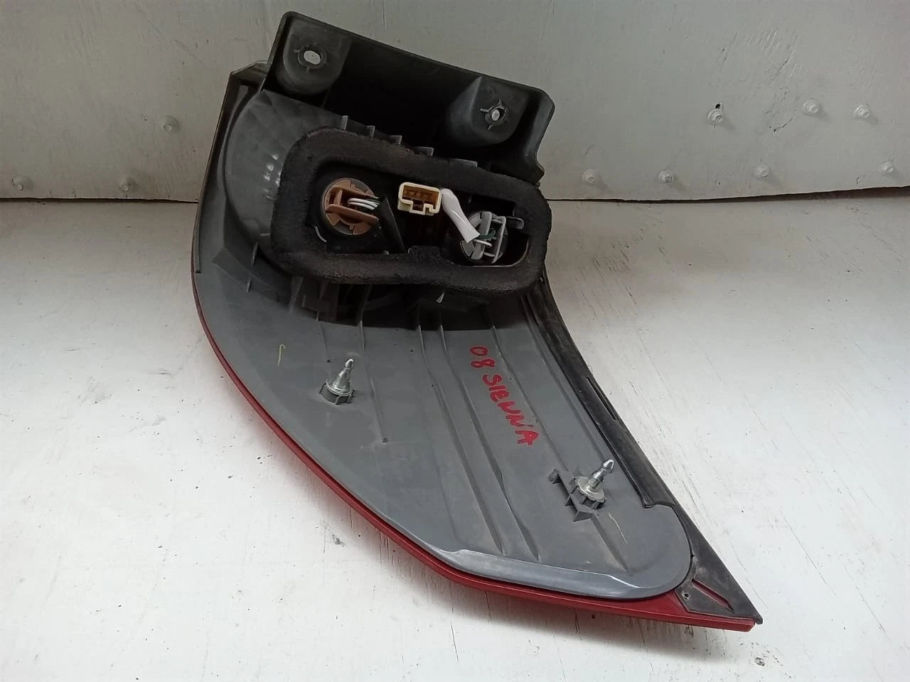 2006-2010 TOYOTA SIENNA TAIL LIGHT REAR LAMP LEFT DRIVER SIDE 81560AE020