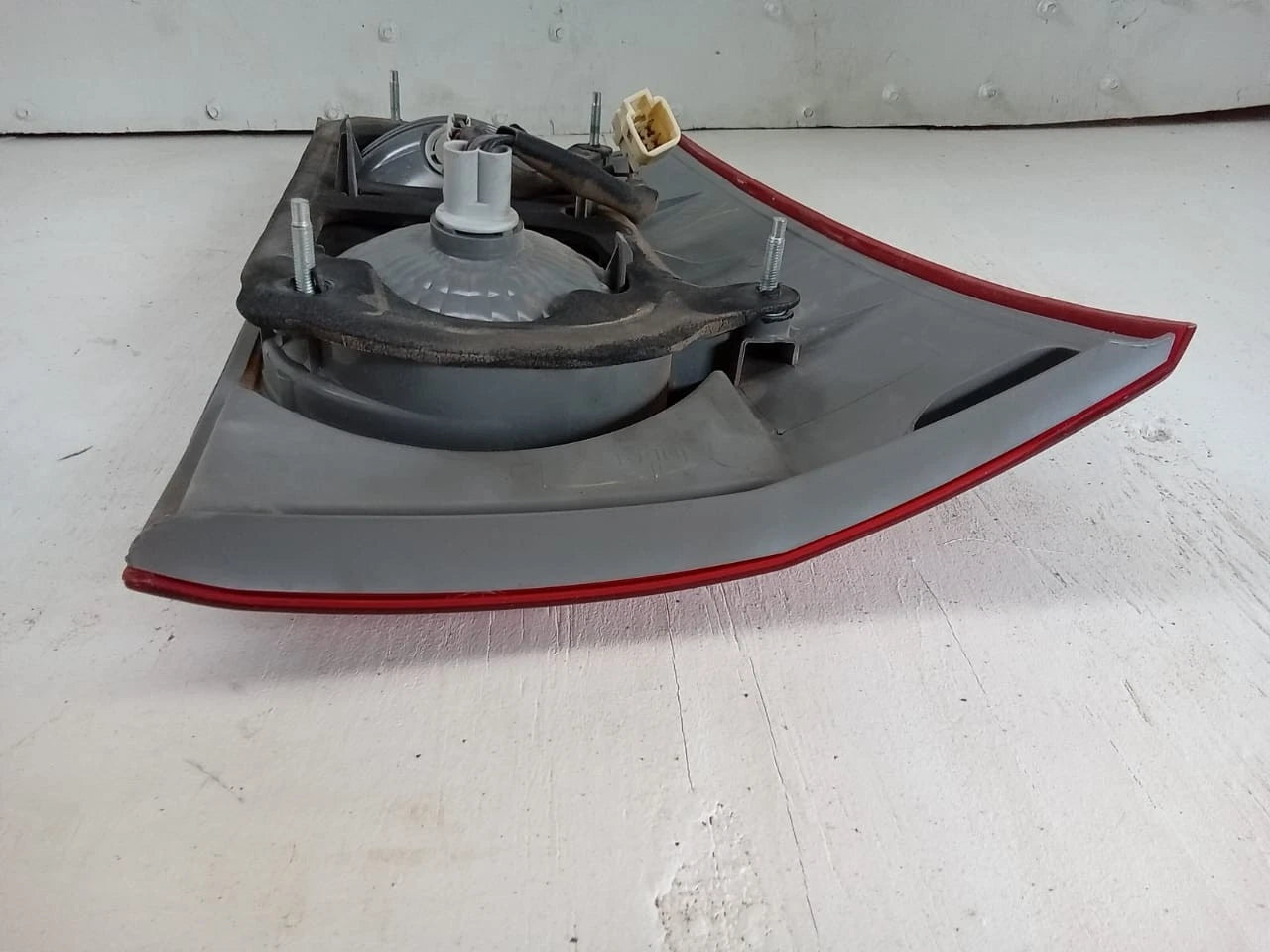 2006 - 2010 TOYOTA SIENNA LID TAIL LIGHT REAR LAMP LEFT DRIVER SIDE 81680-AE020