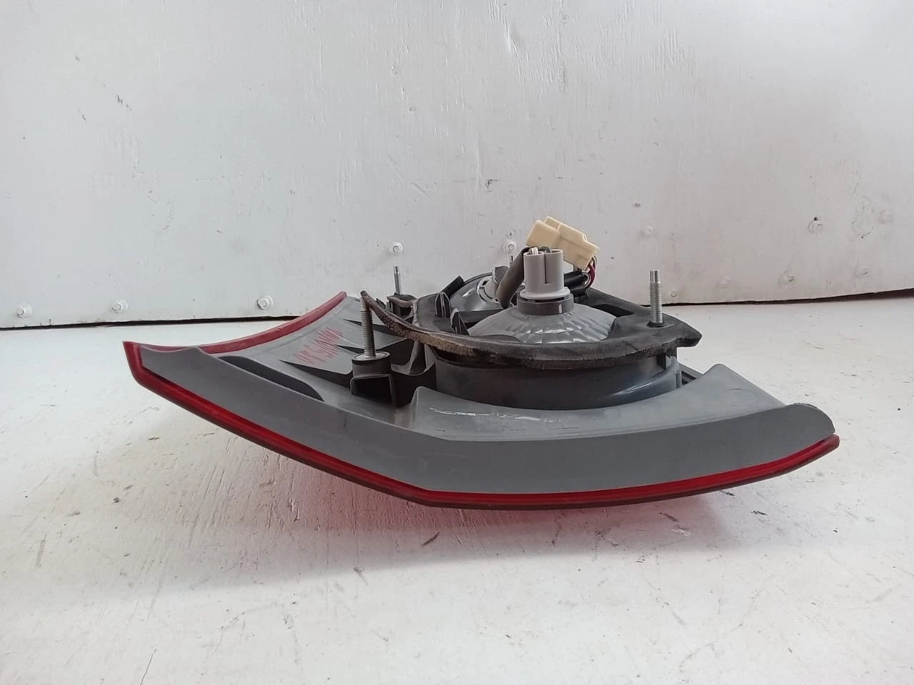 2006-2010 TOYOTA SIENNA LID TAIL LIGHT REAR LAMP RIGHT PASSENGER SIDE 81680AE020