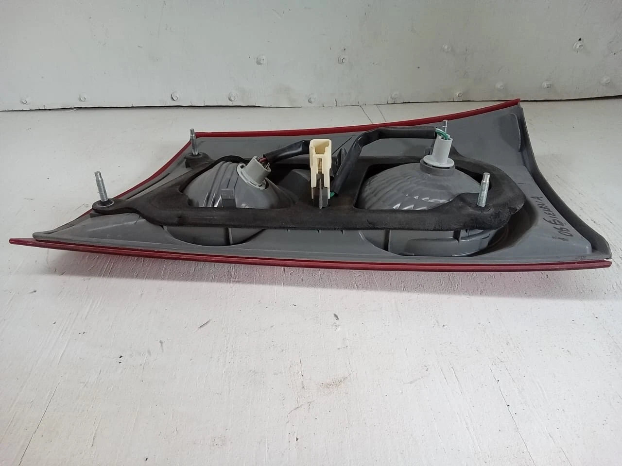 2006 - 2010 TOYOTA SIENNA LID TAIL LIGHT REAR LAMP LEFT DRIVER SIDE 81680-AE020