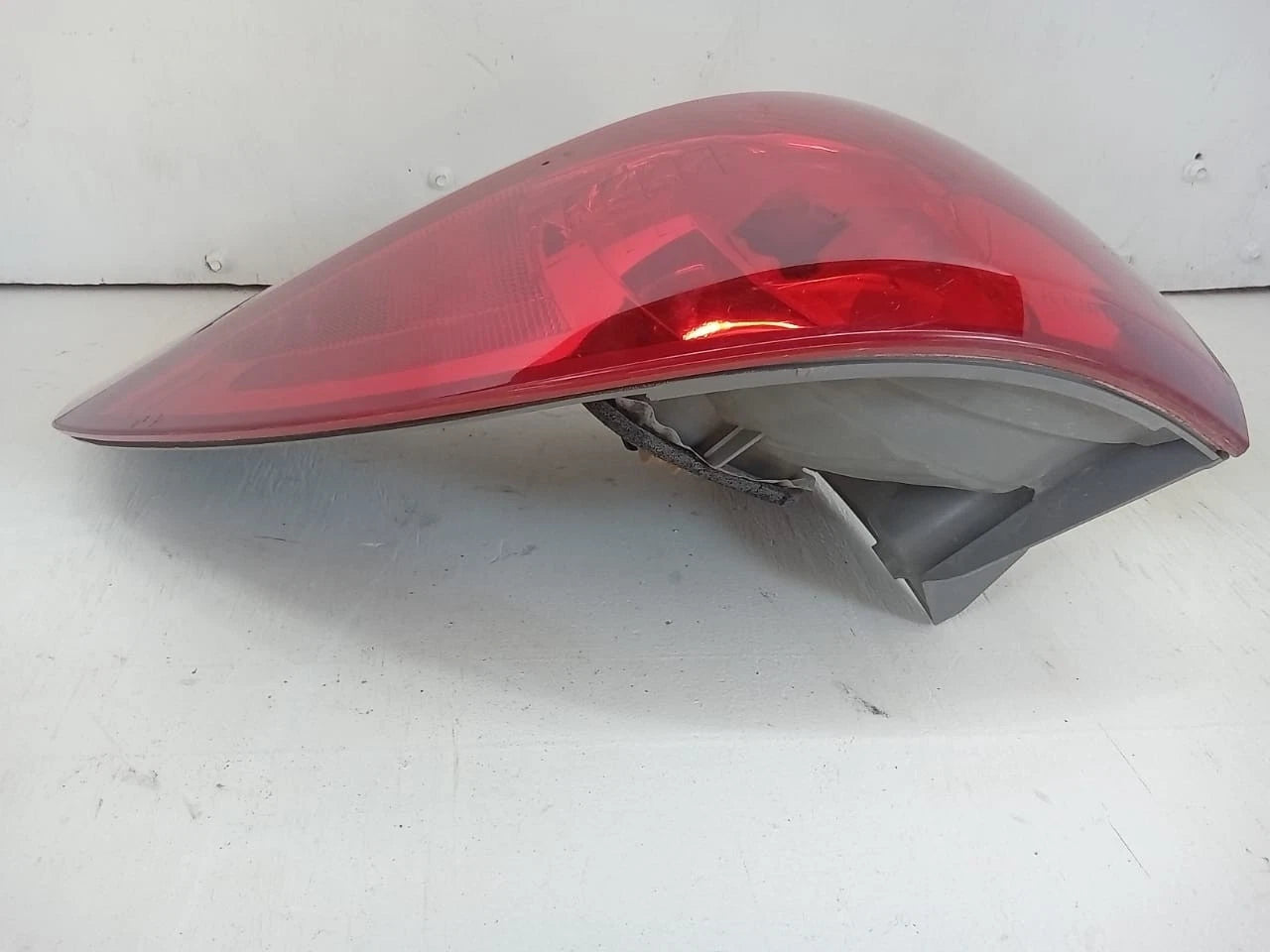 2006-2010 TOYOTA SIENNA TAIL LIGHT REAR LAMP LEFT DRIVER SIDE 81560AE020