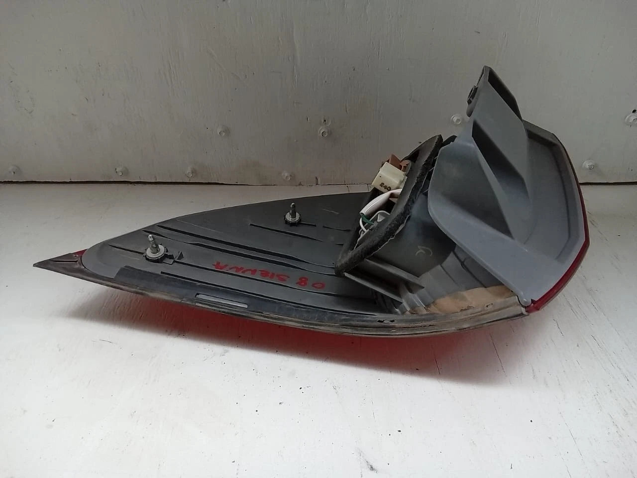 2006-2010 TOYOTA SIENNA TAIL LIGHT REAR LAMP LEFT DRIVER SIDE 81560AE020