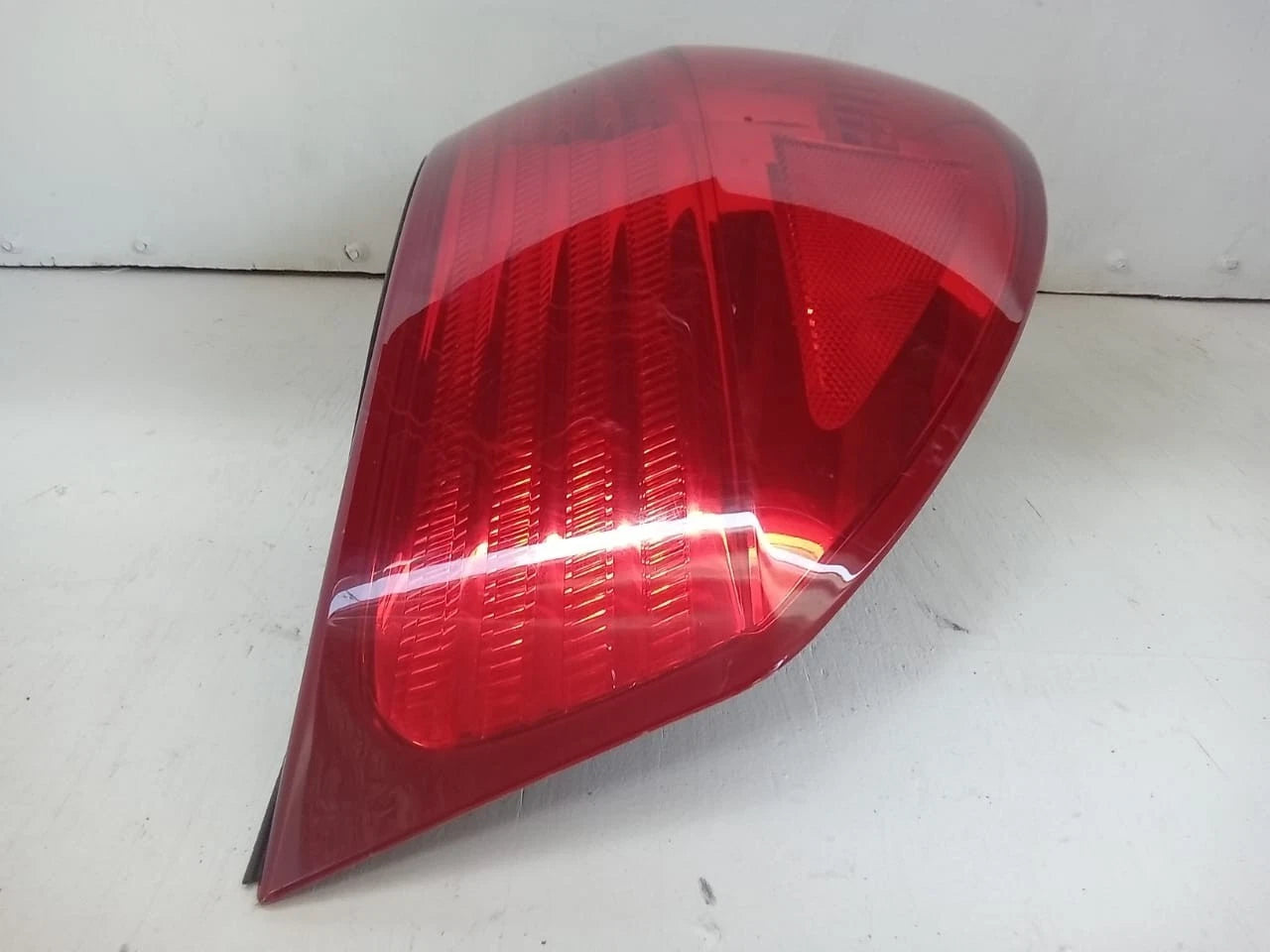 2006-2010 TOYOTA SIENNA TAIL LIGHT REAR LAMP LEFT DRIVER SIDE 81560AE020