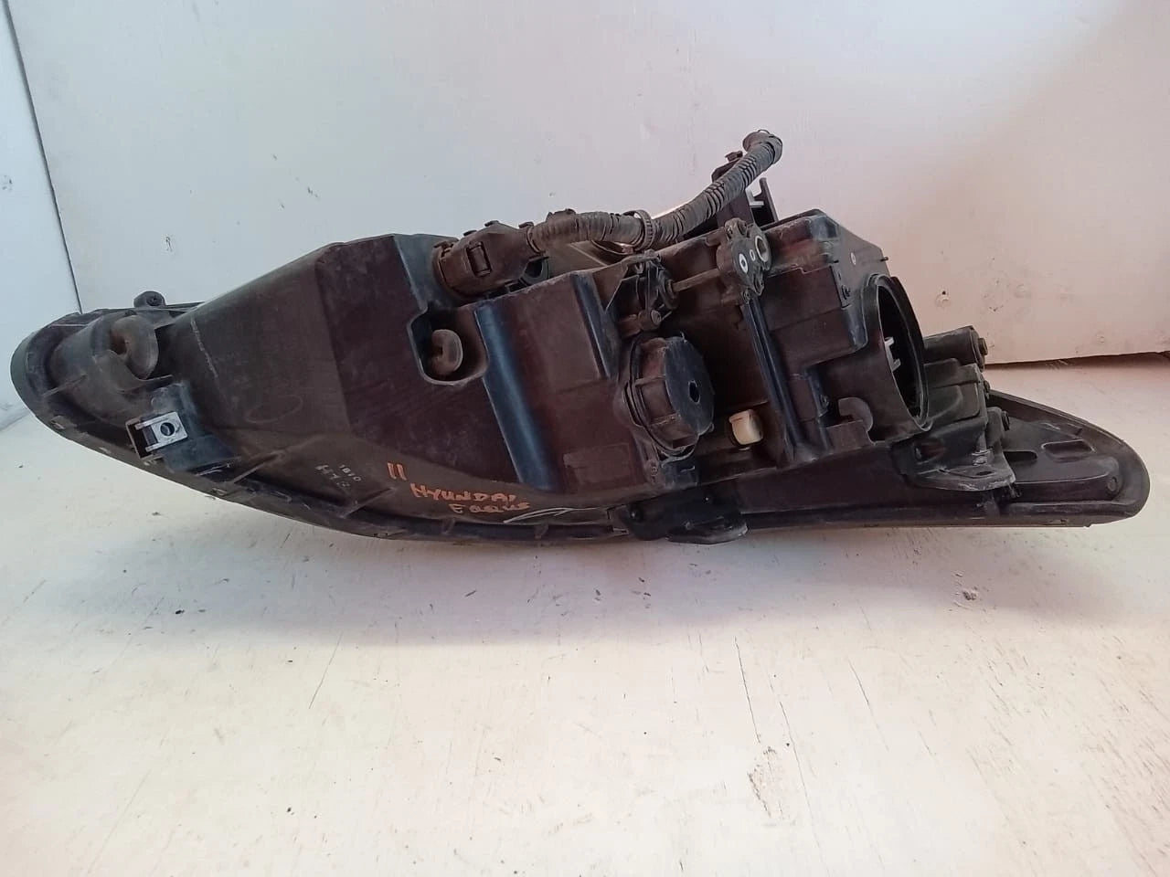 2011 - 2013 HYUNDAI EQUUS HEADLIGHT HEADLAMP LEFT DRIVER SIDE - 00040547 921013N030