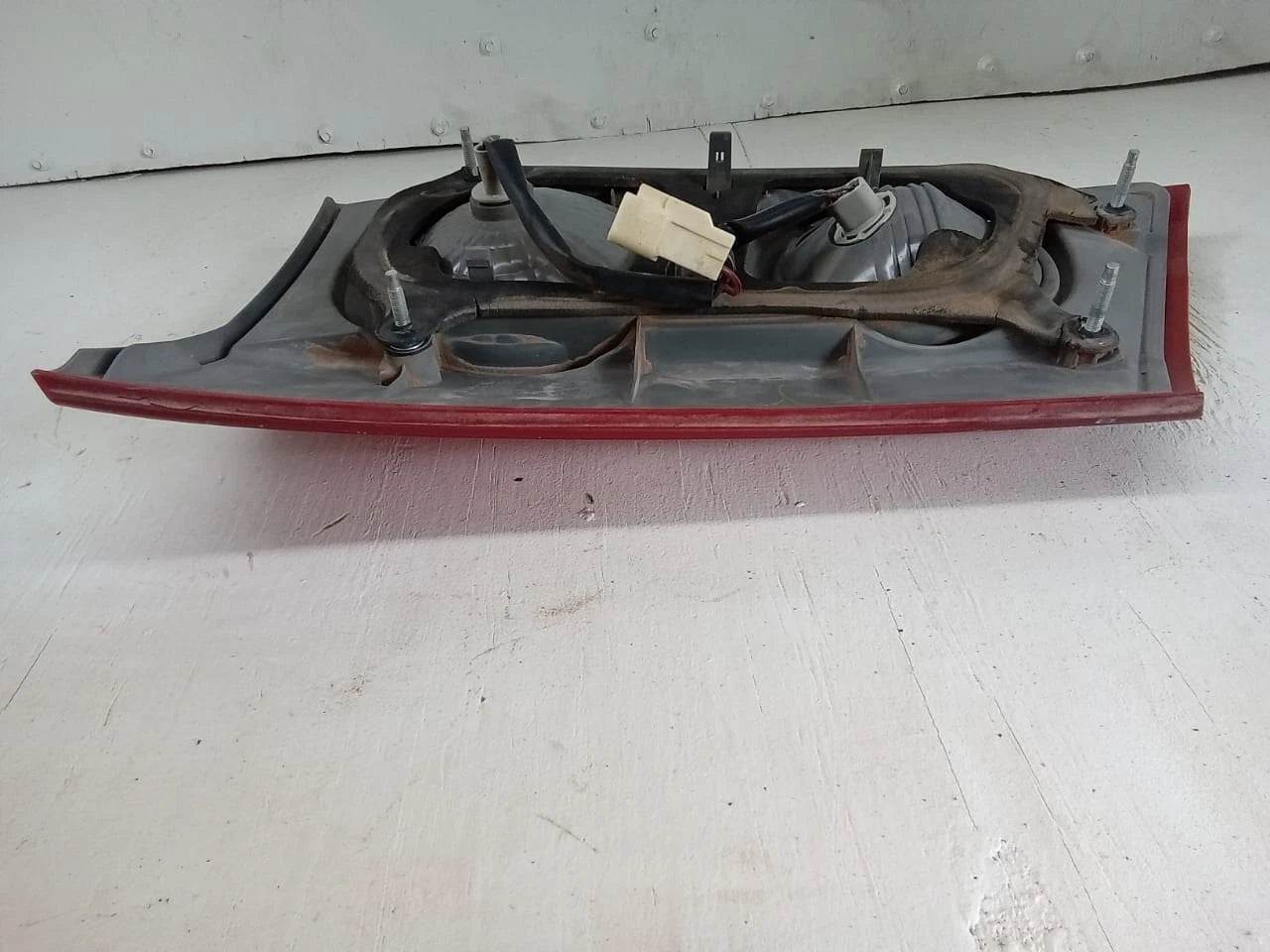 2006 - 2010 TOYOTA SIENNA LID TAIL LIGHT REAR LAMP LEFT DRIVER SIDE 81680-AE020