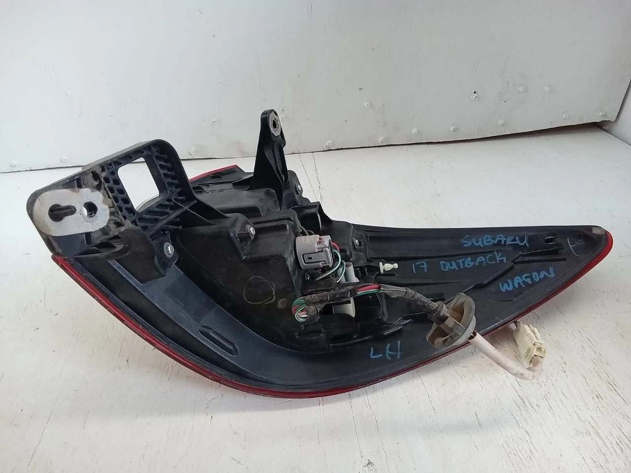 2015-2019 SUBARU OUTBACK WAGON TAIL LIGHT REAR LAMP LEFT DRIVER SIDE 84912AL06A