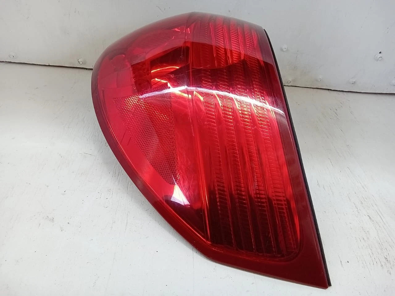 2006-2010 TOYOTA SIENNA TAIL LIGHT REAR LAMP RIGHT PASSENGER SIDE 81550AE020