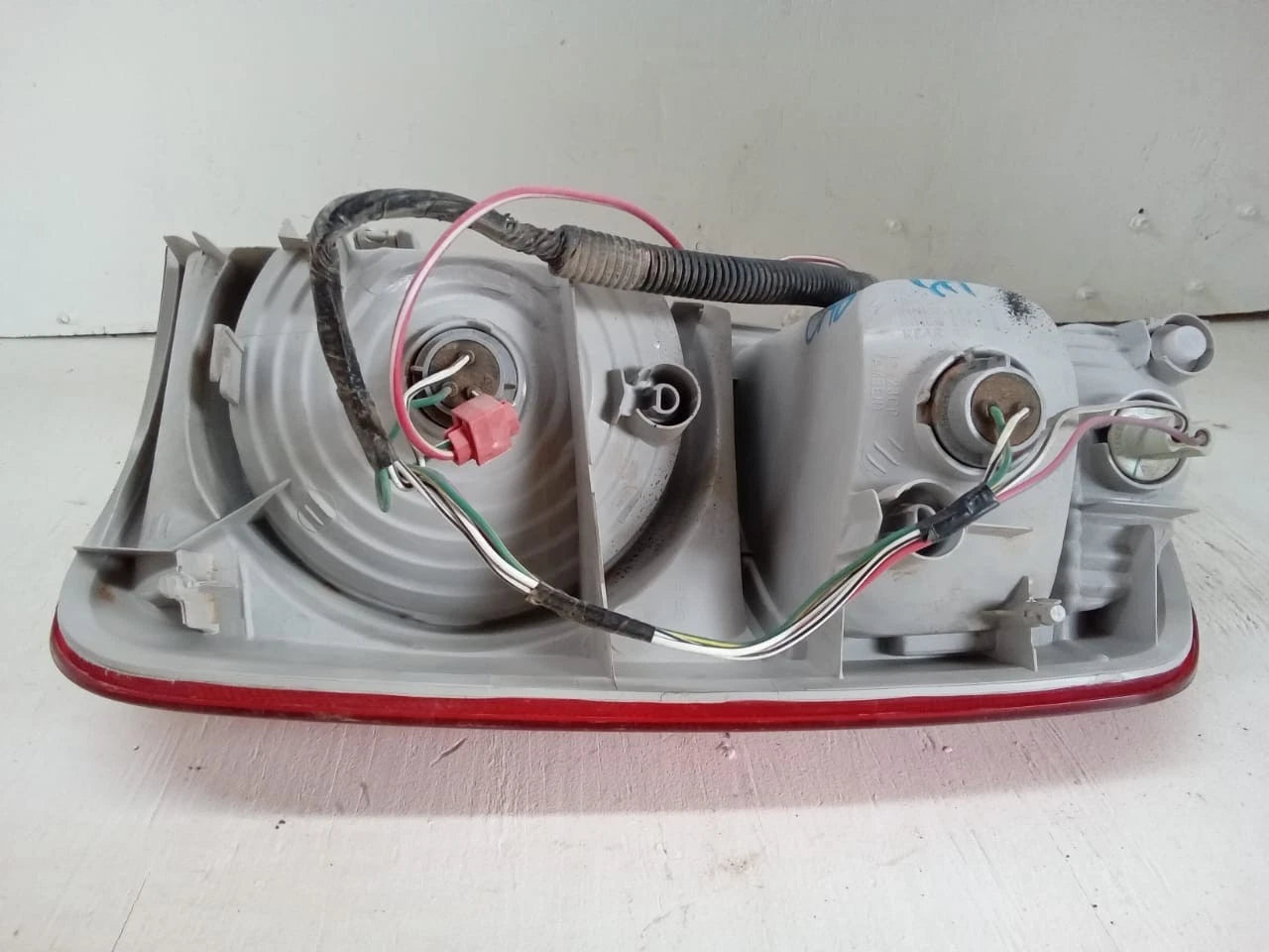 2005-2006 TOYOTA TUNDRA TAIL LIGHT REAR LAMP LEFT DRIVER SIDE DOUBLE CAB 815600C060
