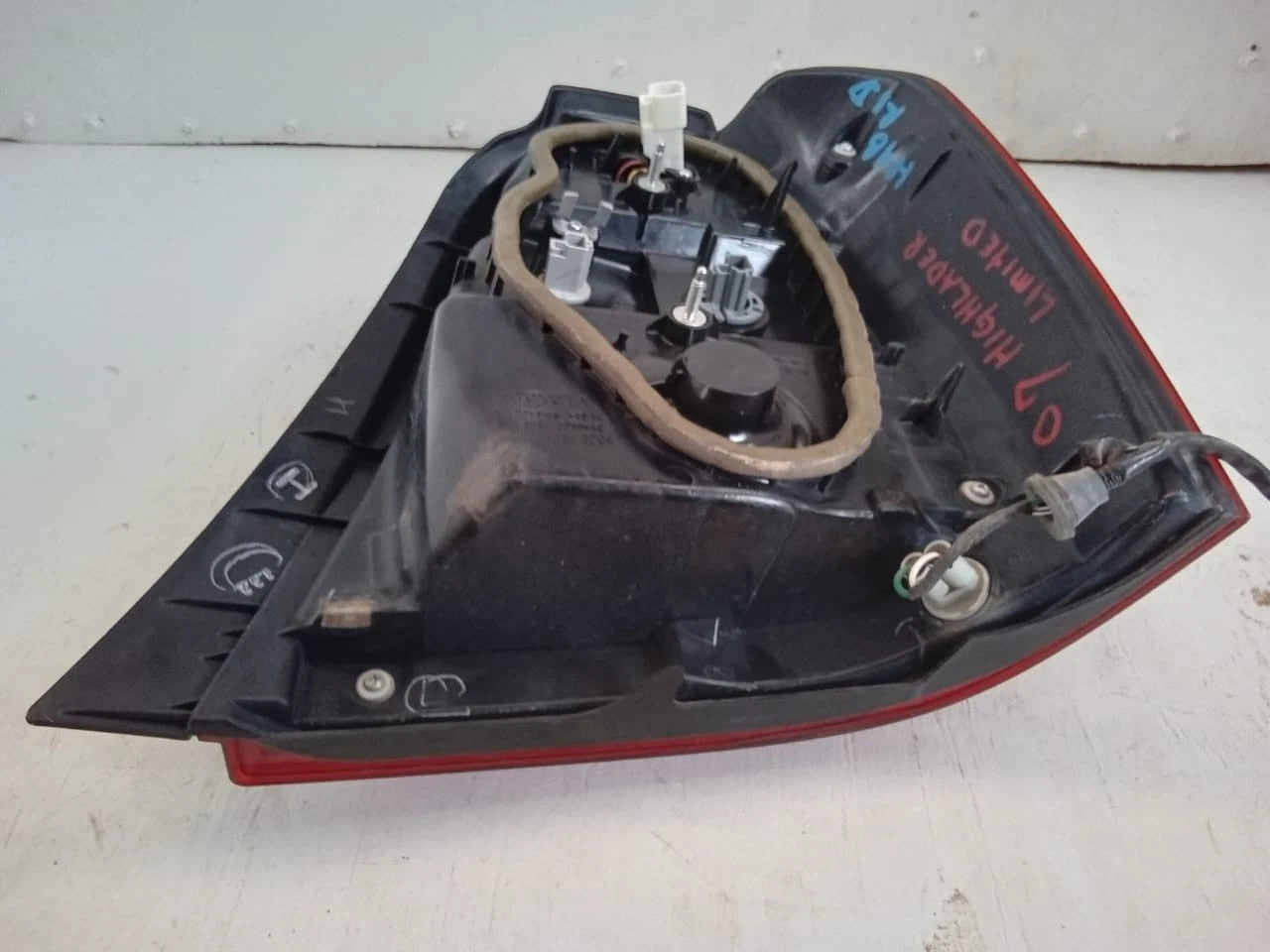 2006-2007 TOYOTA HIGHLANDER HYBRID LIMITED REAR LAMP LEFT DRIVER SIDE 81551-48090, 8155148090, TY1137-U000R