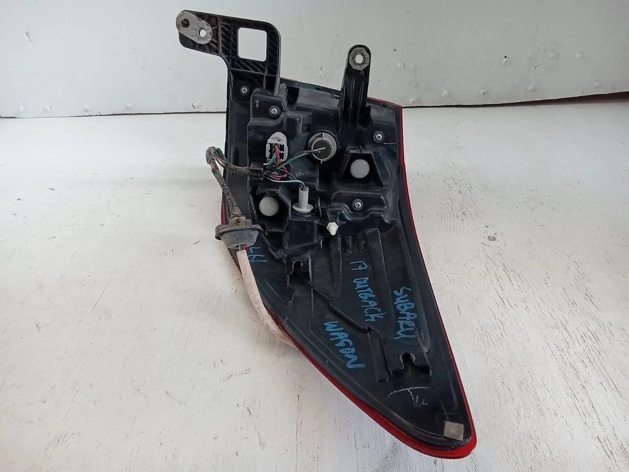2015-2019 SUBARU OUTBACK WAGON TAIL LIGHT REAR LAMP LEFT DRIVER SIDE 84912AL06A