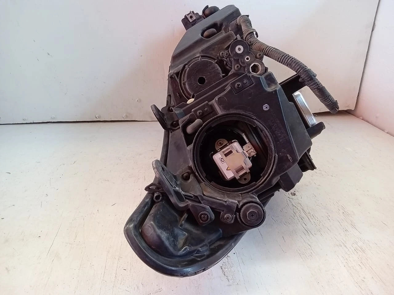 2011 - 2013 HYUNDAI EQUUS HEADLIGHT HEADLAMP LEFT DRIVER SIDE - 00040547 921013N030