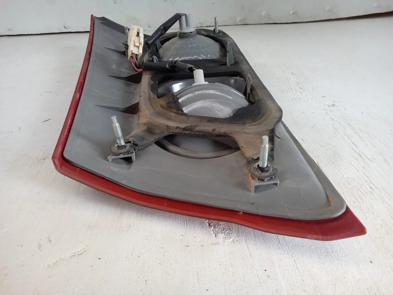 2006 - 2010 TOYOTA SIENNA LID TAIL LIGHT REAR LAMP LEFT DRIVER SIDE 81680-AE020