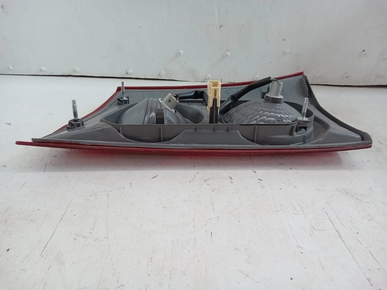2006 - 2010 TOYOTA SIENNA LID TAIL LIGHT REAR LAMP LEFT DRIVER SIDE 81680-AE020
