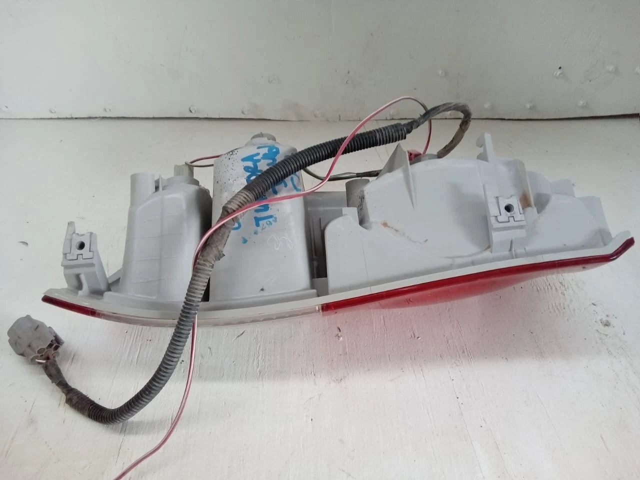 2005-2006 TOYOTA TUNDRA TAIL LIGHT REAR LAMP LEFT DRIVER SIDE DOUBLE CAB 815600C060