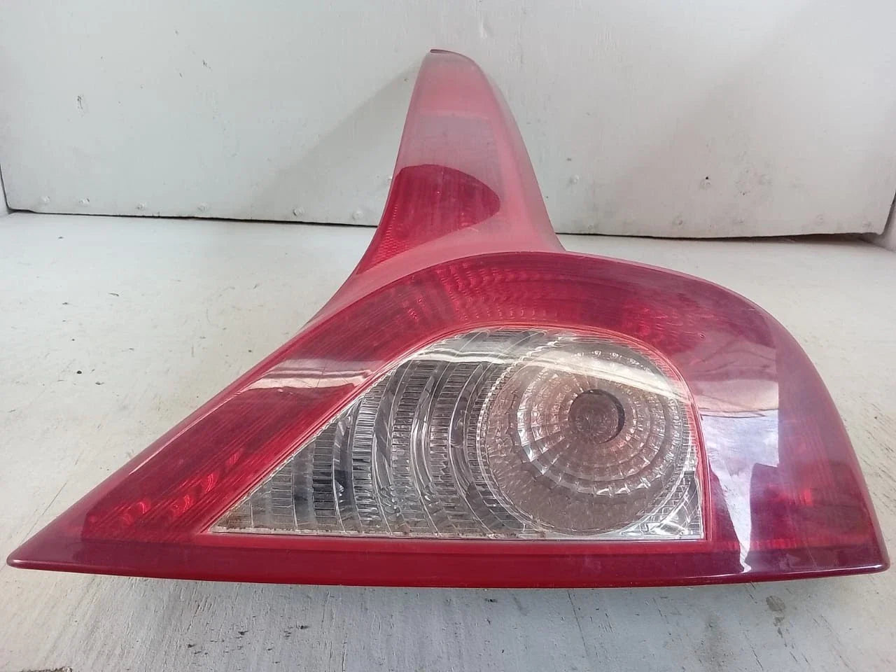 2007-2013 VOLVO C30 T5 right rear tail light assembly red lens black housing OEM 31213912