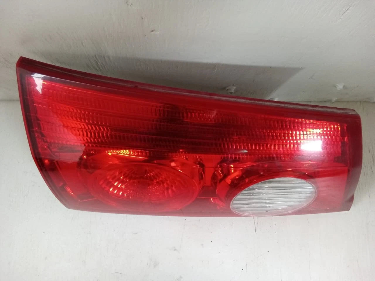 2006 - 2010 TOYOTA SIENNA LID TAIL LIGHT REAR LAMP LEFT DRIVER SIDE 81680-AE020