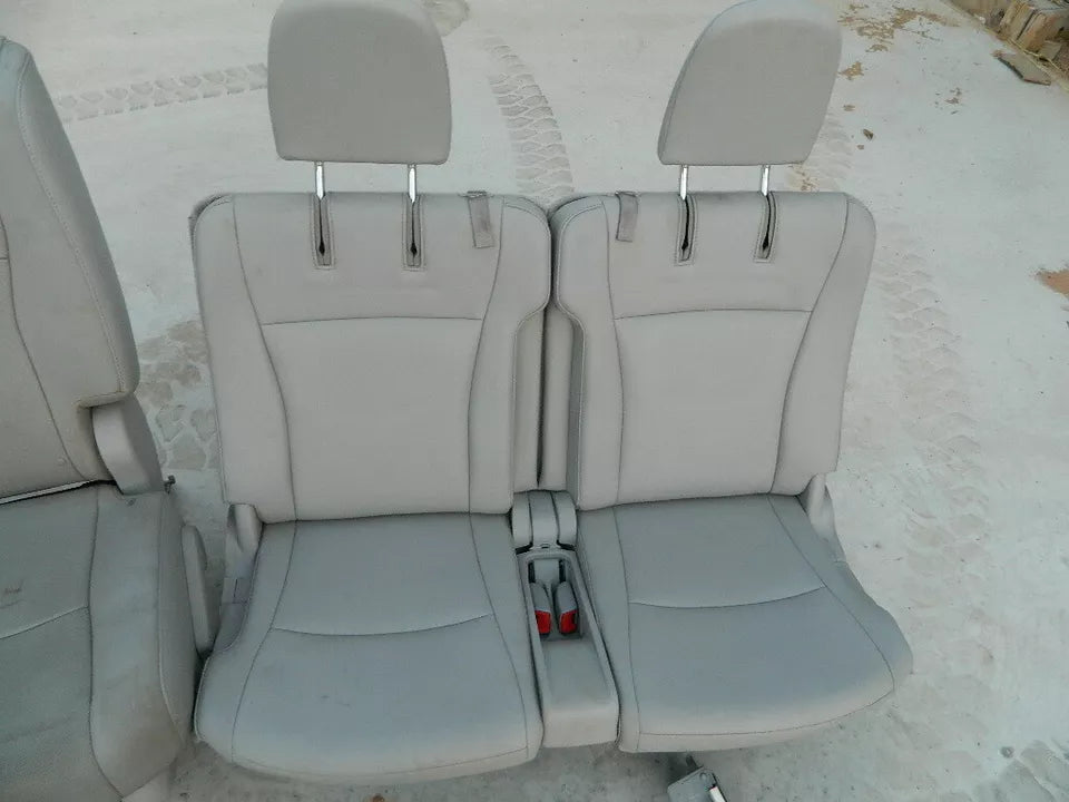 TOYOTA HIGHLANDER LEATHER SEATS - SET OF 5 ( FRONT PASSENGER 2ND & 3RD ROW)SEATS